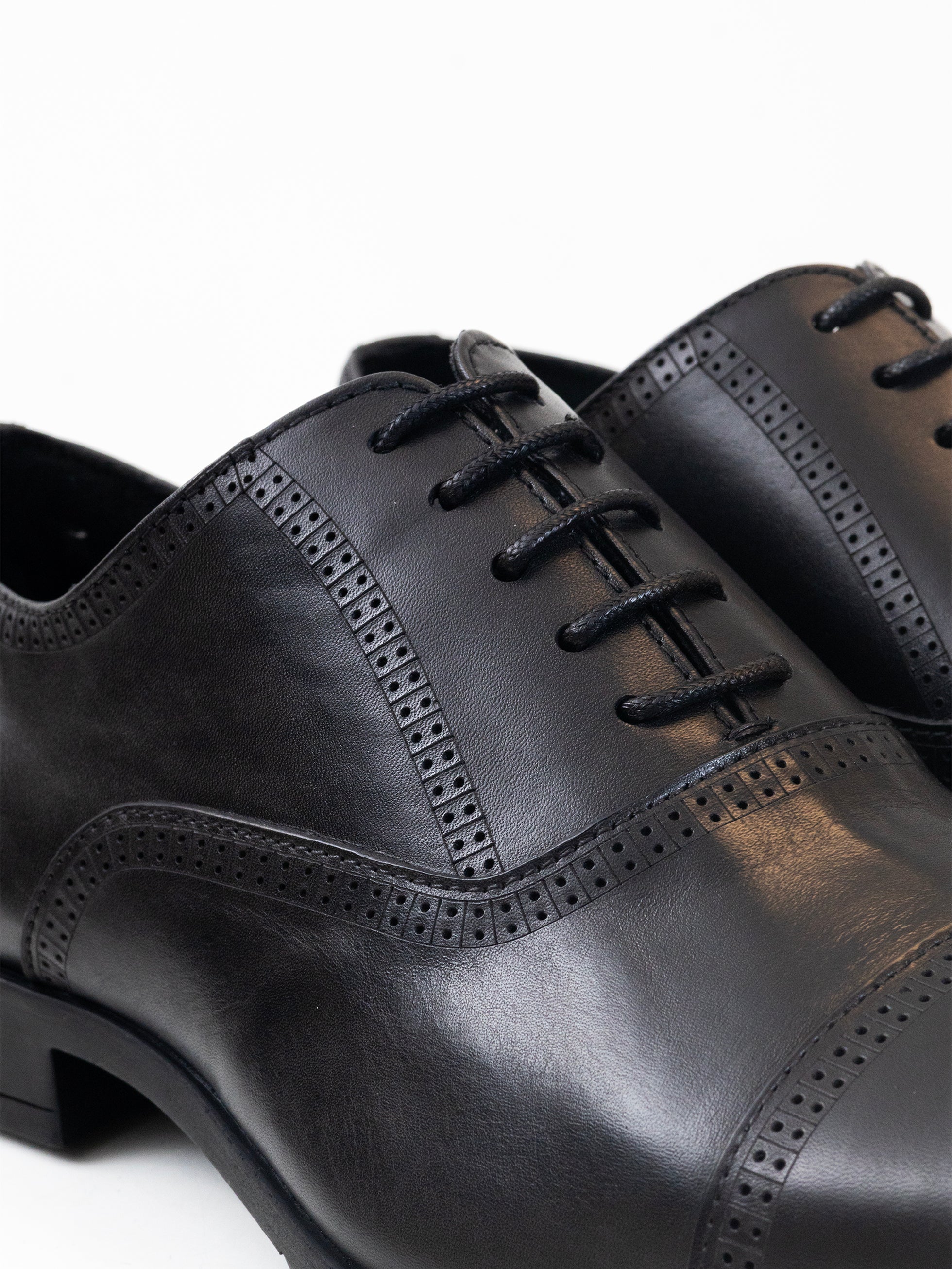 ZAPATO OXFORD QUARTER BROGUE NEGRO - Image 3
