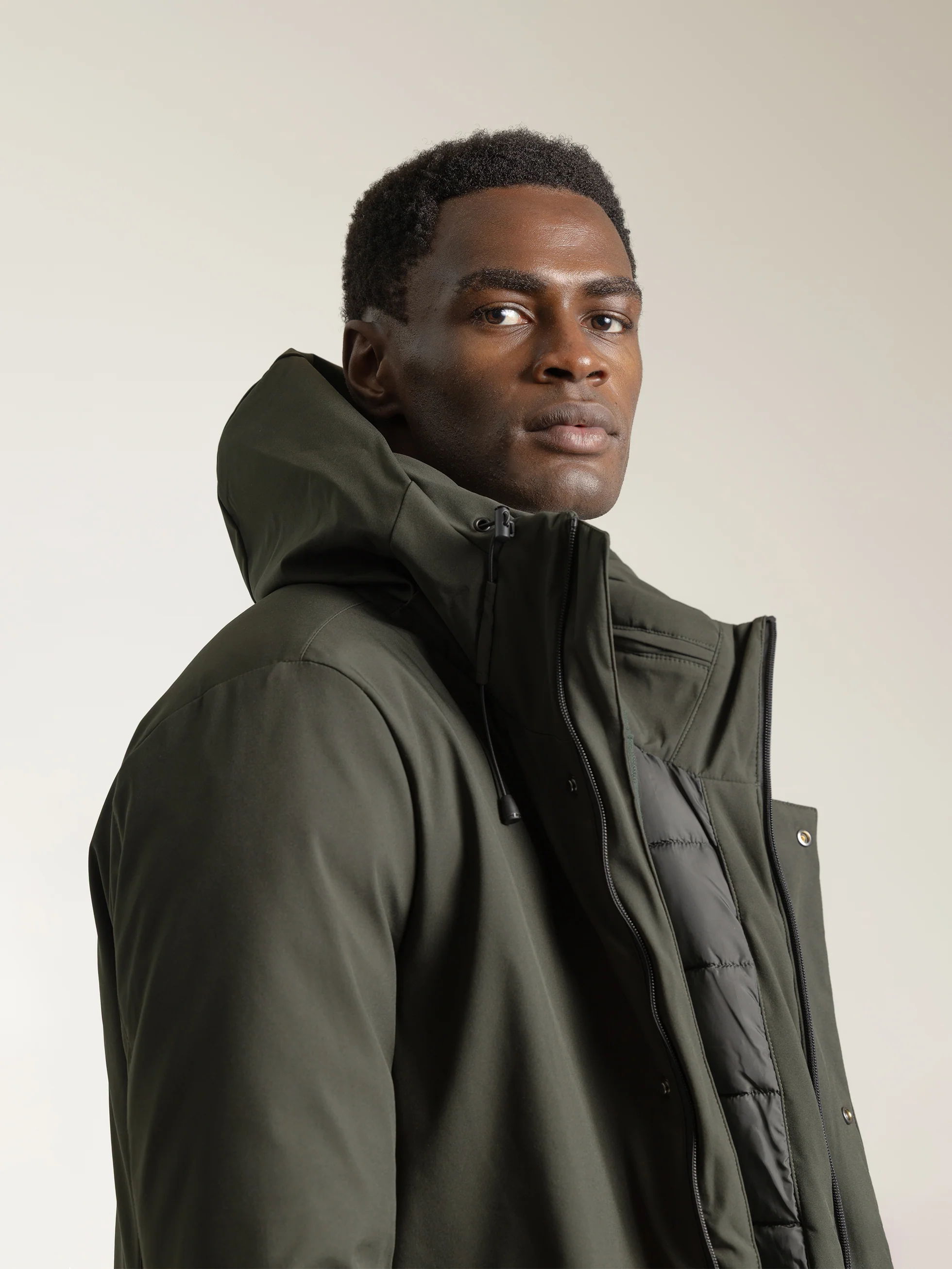 PARKA TÉCNICA CAPUCHA VERDE OSCURO - Image 2